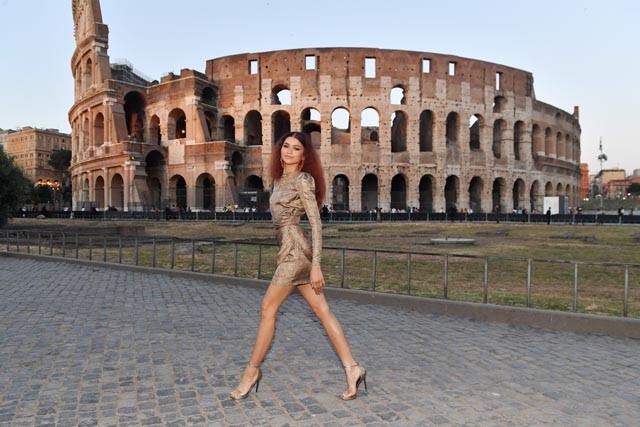 Húha! Zendaya egy arany miniruhában szexizik a Colosseum előtt