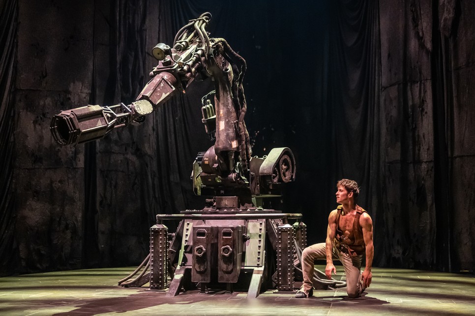 A Millenáris brutalista tereiben a Recirquel életre kelti Dido és Aeneas mitikus szerelmét – cirkusz, tánc és rituálé határán