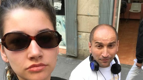 Ez a lány az utcai zaklatóival szelfizik, és az egész ZSENIÁLIS