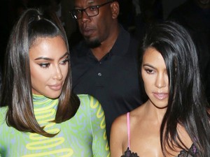 Falatnyi miniruhákban bulizott az ÖSSZES Kardashian-Jenner lány