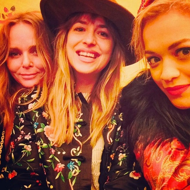 A szürke ötven árnyalatának sztárja, Dakota Johnson micsoda társaságban: Stella McCartney és Rita Ora!