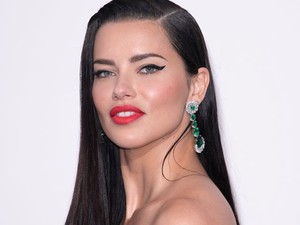 A legdrámaibb szett: Adriana Lima végzet asszonyaként érkezett Cannes-ba
