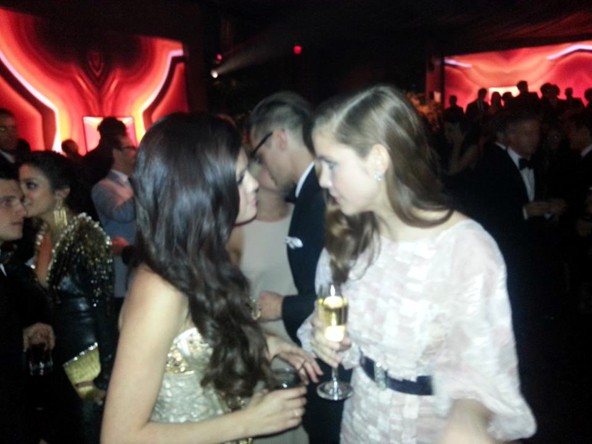 Palvin Barbi és Selena Gomez 2013 januárjában, a Golden Globe-gálán