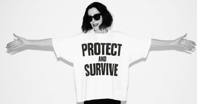 „Nem akarom, hogy ökónak nézzenek ki a ruháim!” - mondja Katharine Hamnett, az aktivista divattervező