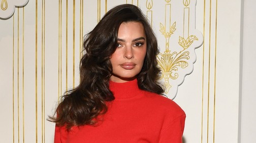 Emily Ratajkowski aligruhában karácsonyozott, zavarbaejtő fotó készült a modellről