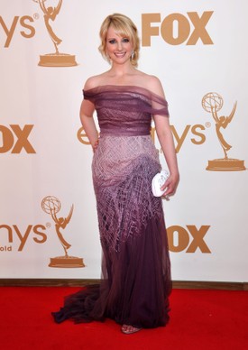 Arra hamar rájöttünk, hogy a színésznő stílusa a való életben sokkal sikkesebb és elegánsabb, mint sorozatbeli karakterének. A 2011-es Emmy-gálán egy lila, vállvillantós estélyiben ragyogott. 