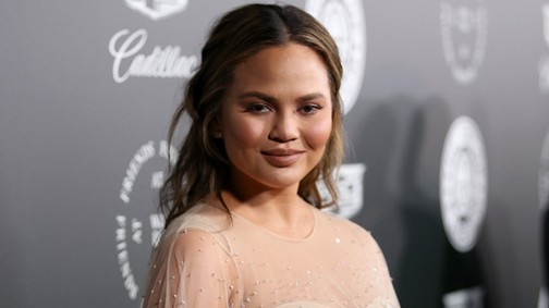 Már hatalmas Chrissy Teigen pocakja, de hogy ennél rémesebb ruhát aligha láttunk, az biztos