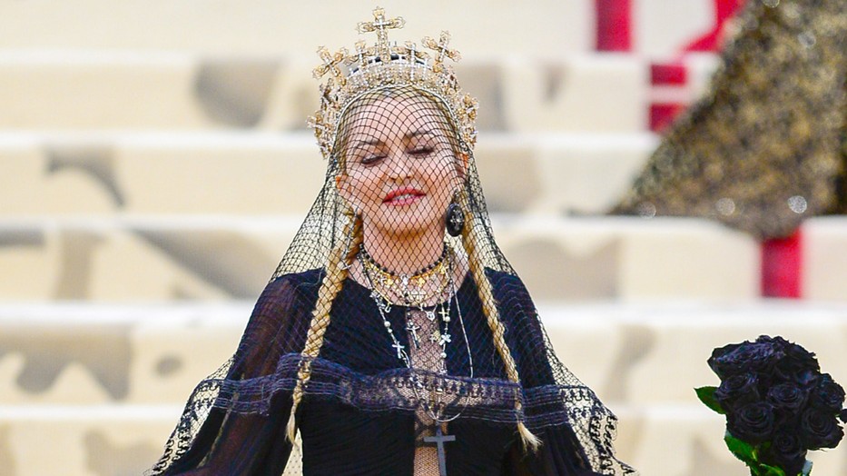 Madonna egy merész szettben érkezett párja, Akeem Morris születésnapi partijára