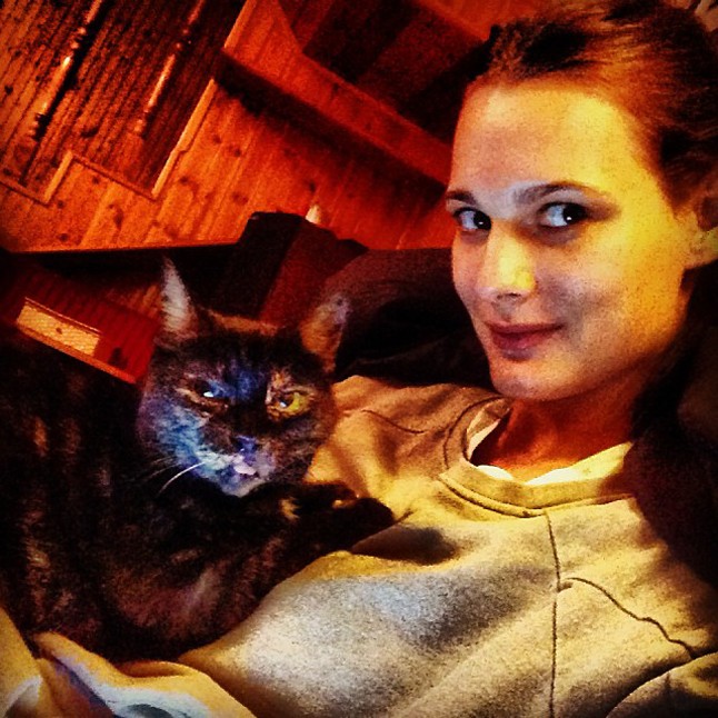 Hódosi Anita pedig a cicájával.