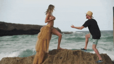 Így zuhant le egy szikláról félmeztelnül a kebelcsoda modell a fotózáson