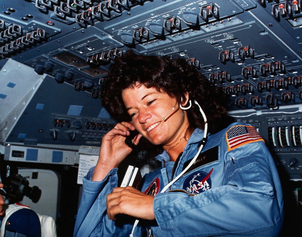 Johnson Űrközpont, Houston, Texas A fedélzeten Sally K. Ride űrhajós, az STS-7 küldetés specialistája kommunikál a földi irányítókkal a Föld körül keringő űrrepülőgép fedélzetéről.