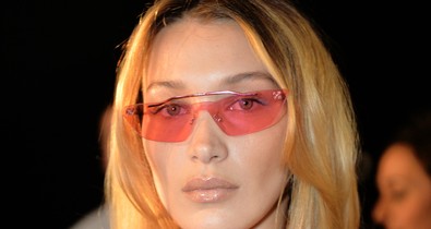 Bella Hadid gót hercegnő az új hajszínével