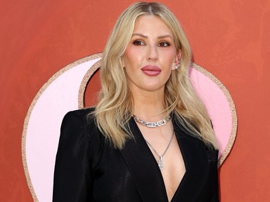 Friss képeken Ellie Goulding és 10 évvel fiatalabb szerelme, családi képeiktől elolad a szíved