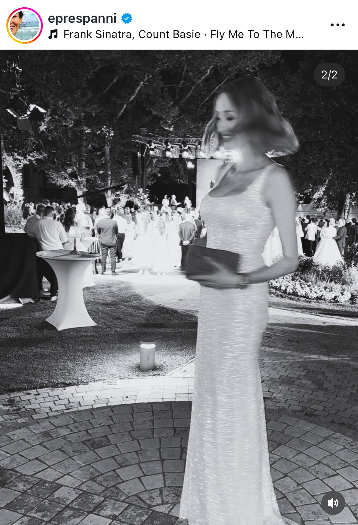 A modell valósággal ragyogott ebben a kreációban.