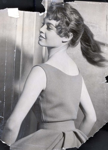 Az ötvenes évek közepén még eredeti sötétszőke hajszínével ismerte meg őt a világ, játékos lófarkot és kicsit göndörített frufrut viselt.