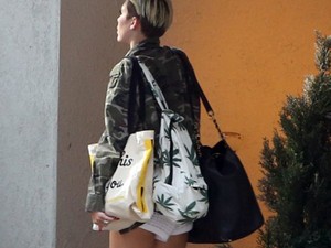 Ezúttal Miley Cyrus marihuánás kiegészítővel