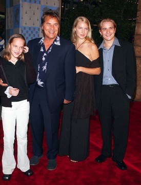 Don Johnson az eseményre Dakota egyik féltestvérét, Jesse-t, és annak barátnőjét is magával vitte. A színésznőnek egyébként összesen hat féltestvére van.