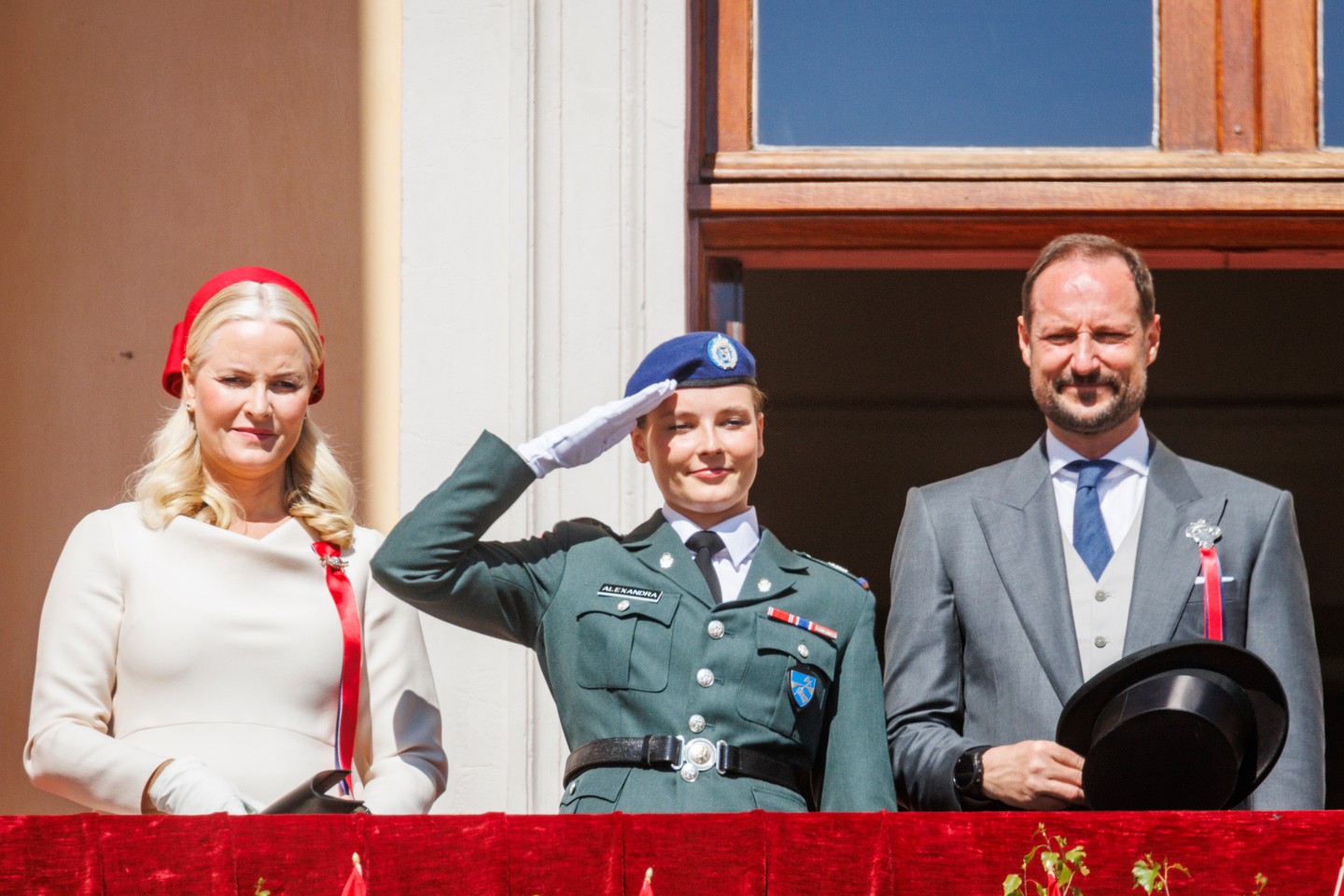 Az autentikus népi viselet és a klasszikusabb darabok mellett azzal sincs baja Ingrid Alexandra norvég hercegnőnek, ha katonai egyenruhában kell tisztelegnie