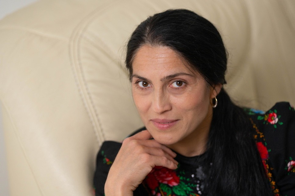 Lakatos Mónika budapesti oláh cigány családban született, énekelni édesapjától, a közösség tagjaitól tanult. Nevét az 1996-os „Ki mit tud?” alatt ismerte meg Magyarország. Érdekesség, hogy a versenyre tudta nélkül nevezték be, és a romák között elsőként nyert meg.