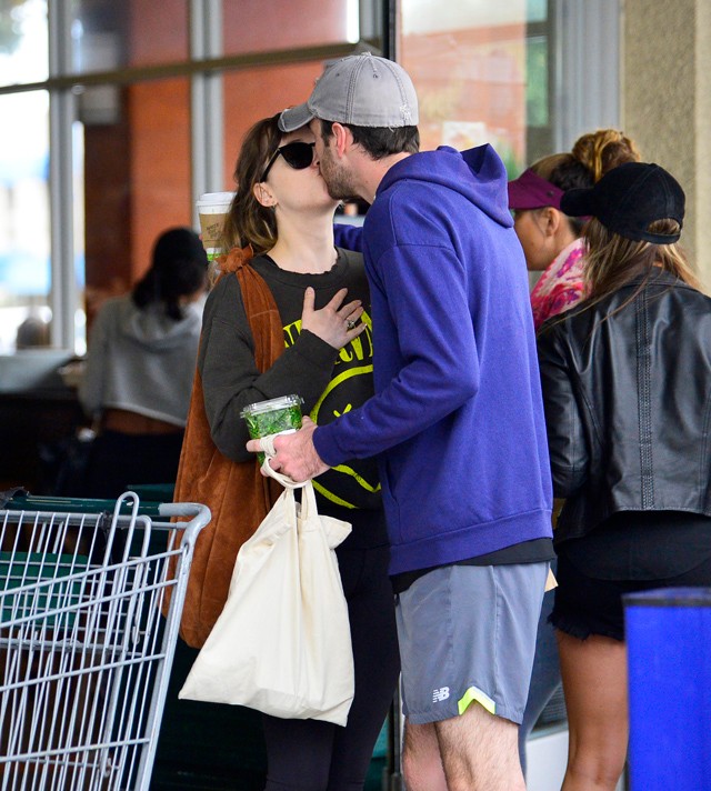 Mit jelentsen ez? Dakota Johnson egy ismeretlen férfivel csókolózott az utcán, megcsalja Chris Martint?