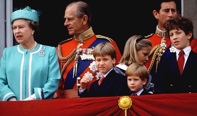 Erzsébet királynő Vilmos Harry