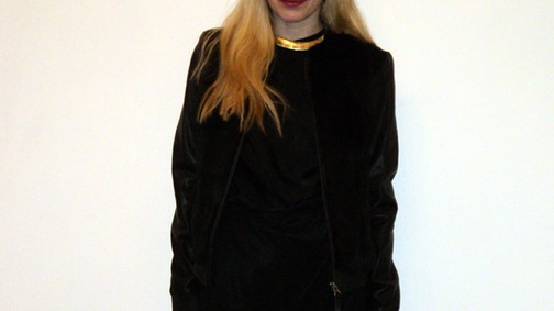 Sármán Nóra saját tervezésű ruhában készül a színházba