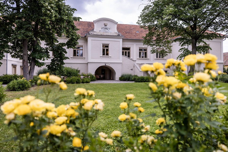 A gyógynövény- és szépségközpont a szépségápolás és borvidék jellegzetességei iránt érdeklődőket tárt kapukkal várja.