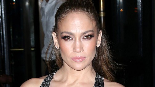 Jennifer Lopez hatalmas dekoltázst villantott, de nagyon béna ez a ruha