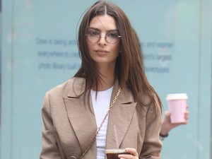 Emily Ratajkowski és a lecsúszott nadrág esete kutyasétáltatás közben