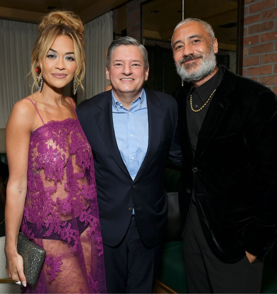 Rita Ora és Taika Waititi Ted Sandaros Netflix vezérigazgatóval buliztak