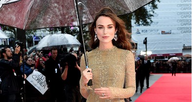 Keira Knightley az esőben is ragyog