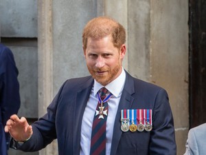 Harry herceg hatalmas hibát követett el, Károly királynak kellett bocsánatot kérnie a fia nevében