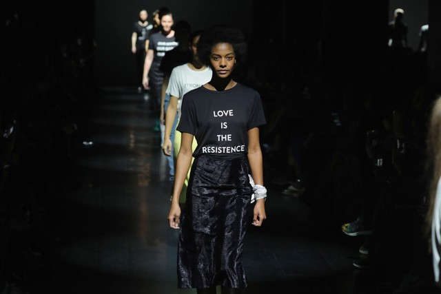 Hatalmas port kavart Prabal Gurung feminista üzeneteket hordozó kollekciója