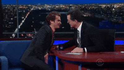 Atyaég! Andrew Garfield újabb férfit csókolt le