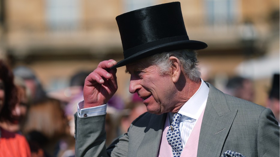 Károly király külföldre utazik, és nem is akárhova