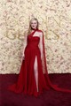 Dakota Fanning a vörös Dolce & Gabbana ruhájában, vállára vetett sállal Marilyn Monroe előtt hajtott fejet, megidézve a Szőkék előnyben című film főszereplőjét