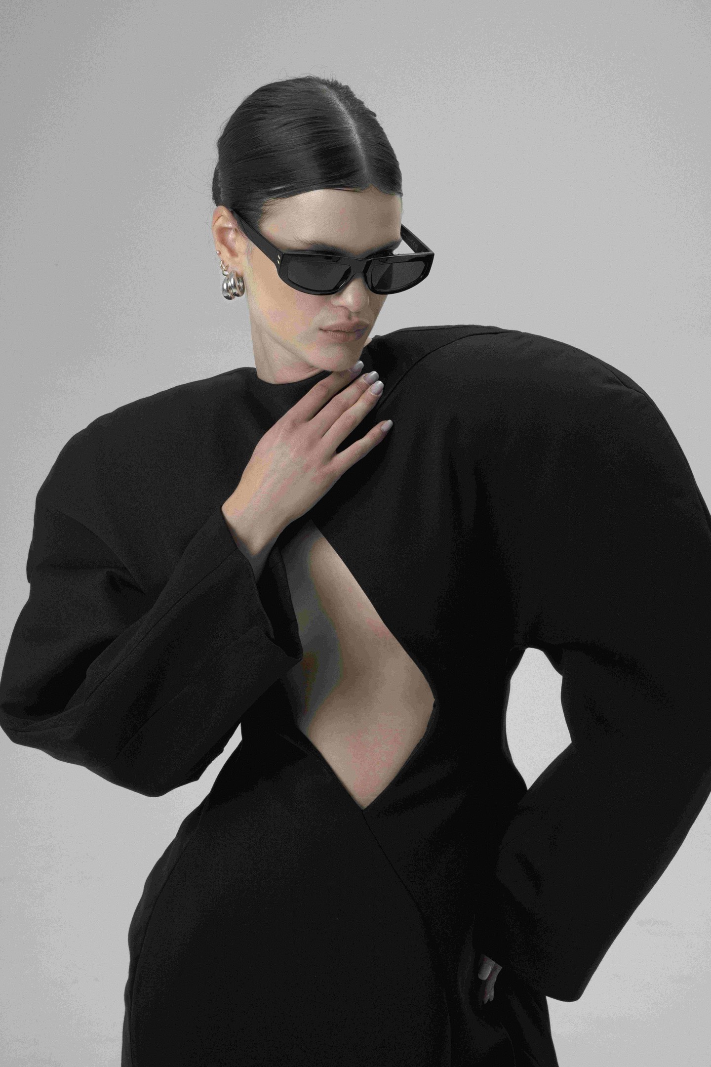 Márton Réka Luca a power dressing formavilágát emelte nagyon magas szintre. Öltözékei erőt adnak a mai napig kiszolgáltatott nőknek