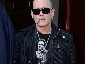 Johnny Depp még mindig egy vámpír, de fényévekkel jobban fest, mint pár hónappal ezelőtt