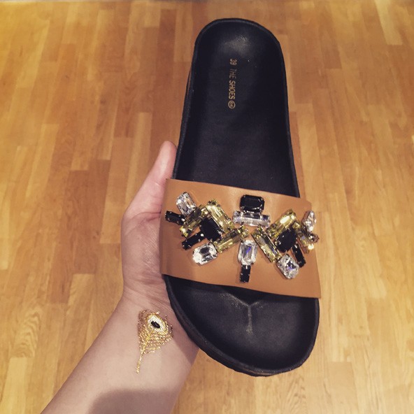 Mindenkinek lesz egy ilyen, kövekkel díszített, kényelmes papucsa a nyáron! Nagyon jó árban is lesz!