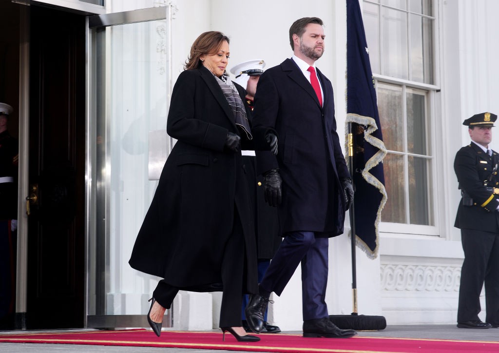 Kamala Harris a 2025-ös beiktatási ceremónián egy elegáns, fekete, dupla soros gombolású kabátot viselt, amelyet fekete nadrággal és hegyes orrú cipővel párosított. Megjelenését egy csíkos sállal és fekete bőrkesztyűvel tette teljessé. Ugye milyen elegáns?