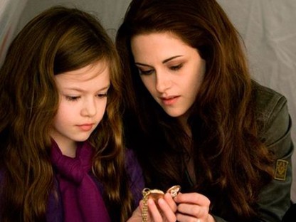 Elájulsz! Kristen Stewart hat év után újra a lányával, Renesmee-vel a vörös szőnyegen