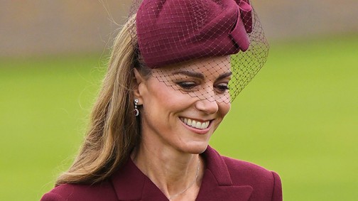 Katalin hercegné Melania Trumpot is túlragyogta: Vilmos herceg felesége lélegzetelállítóan festett bordóban