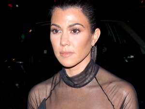 Kourtney Kardashian kiegészítőként viselte a bimbótapaszt!