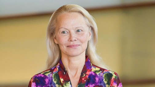 Pamela Anderson mindenkit túlragyogott a vörös szőnyegen: az 57 éves színésznő smink nélkül is káprázatosan festett