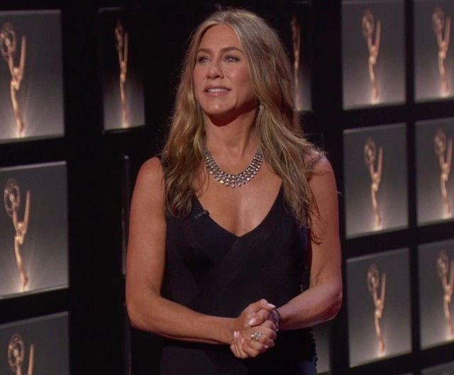 Jennifer Aniston fekete selyemruhában oltott tüzet az Emmy-gálán