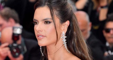 Alessandra Ambrosio átlátszó ruhában lopta el a show-t a vörös szőnyegen