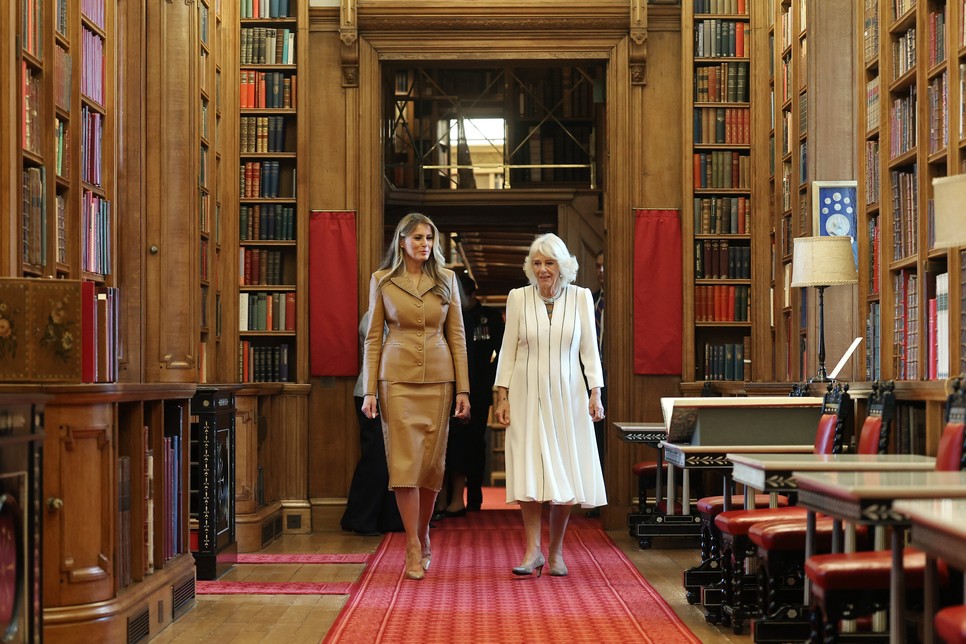 Melania Trump tökéletes ellenpontja volt Kamilla királyné megjelenésének