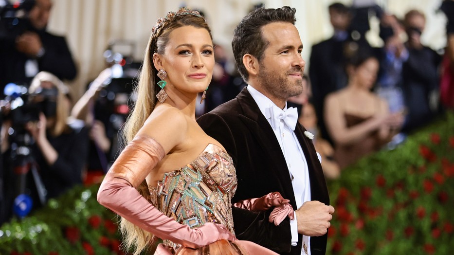 Blake Lively a szemünk előtt változott át a vörös szőnyegen a Met gálán