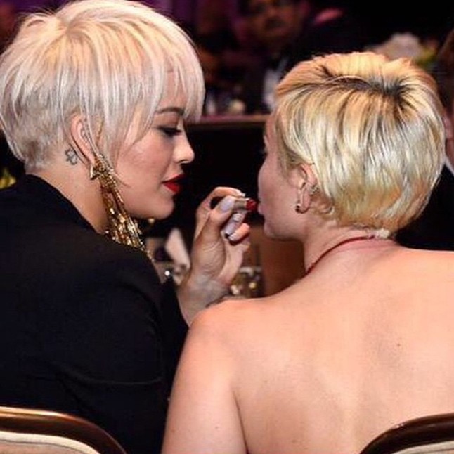 Mileynak még az ajkait is szupersztárok festik.