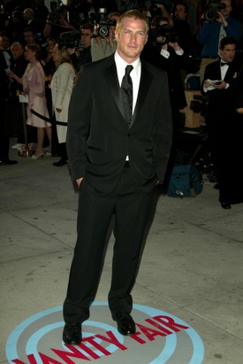 2004-ben a Vanity Fair Oscar Party-ján extra rövid hajjal tűnt fel, miután a szerepe kedvéért leborotválta szőke tincseit. 